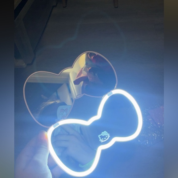 NIB hello kitty bow LED mirror - Picture 6 of 10